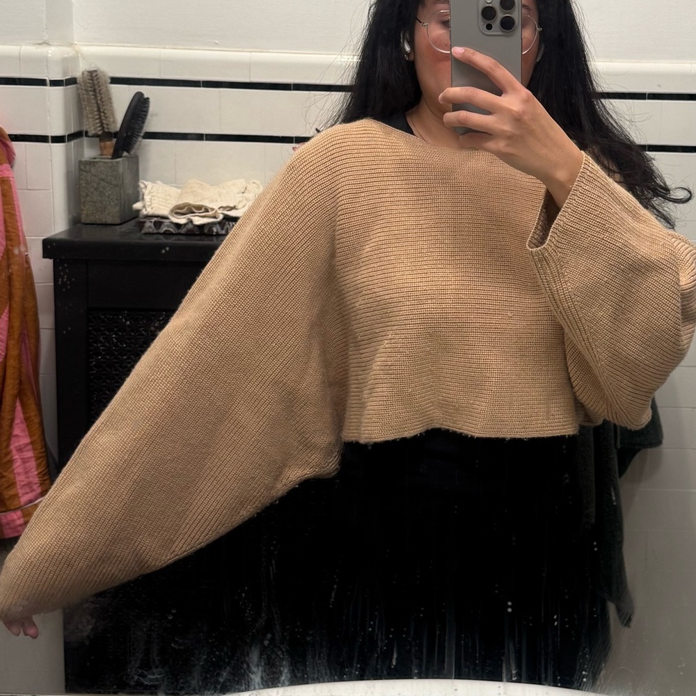 Uniqlo Cropped Crewneck Sweater in Camel Size XL
